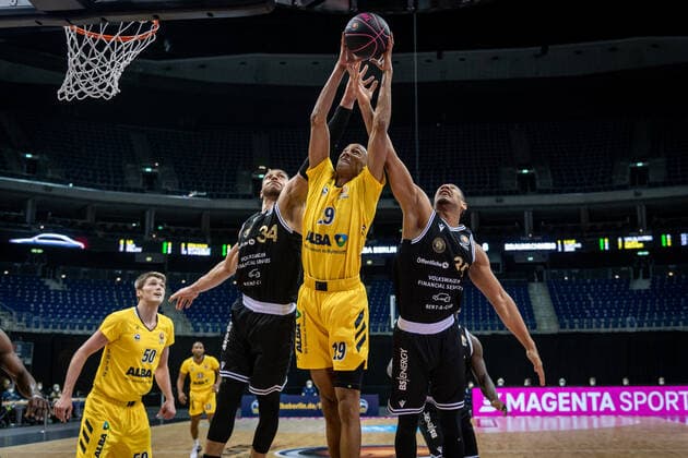 Basketball Berlin 20 01 2021 Season 2020 2021 MAGENTA SPORT BBL Cup Preliminary Round Alba Berlin vs Basketball Löwen Braunschweig Louis Olinde Alba Berlin, No 19 Gavin Schilling Braunschweig, No 34 Karim Jallow Braunschweig, No 35