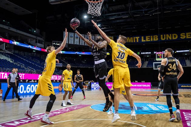 Basketball Berlin 20 01 2021 Season 2020 2021 MAGENTA SPORT BBL Cup Preliminary Round Alba Berlin vs Basketball Löwen Braunschweig Bazoumana Kone Braunschweig, No 01 Tim Schneider Alba Berlin, No 10 Ben Lammers Alba Berlin, No 50
