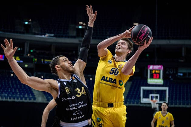 Basketball Berlin 20 01 2021 Season 2020 2021 MAGENTA SPORT BBL Cup Preliminary Round Alba Berlin vs Basketball Löwen Braunschweig Ben Lammers Alba Berlin, No 50 Gavin Schilling Braunschweig, No 34