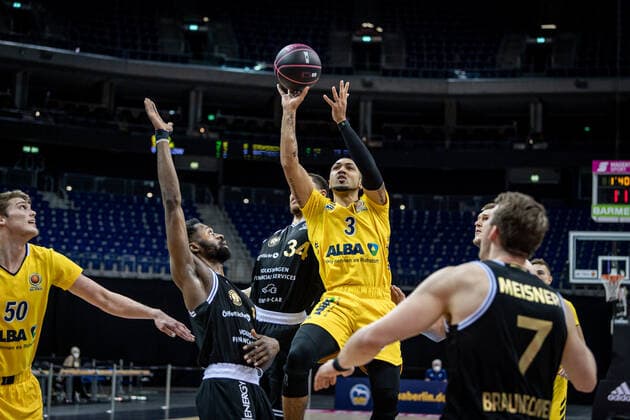 Basketball Berlin 20 01 2021 Season 2020 2021 MAGENTA SPORT BBL Cup Preliminary Round Alba Berlin vs Basketball Löwen Braunschweig Peyton Siva Alba Berlin, No 03 Gavin Schilling Braunschweig, No 34 Bazoumana Kone Braunschweig, No 01