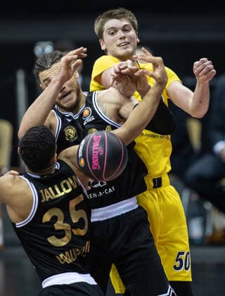 20 01 2021, Berlin, Basketball, MagentaSport BBL Pokal, Preliminary Round, 1 Matchday, Mercedes Benz Arena ALBA Berlin Basketball Loewen Braunschweig ALBAs Ben Lammers r l fights for the ball against Gavin Schilling and Karim Jallow of Loewen Braunschweig ALBA Berlin Loewen Braunschweig