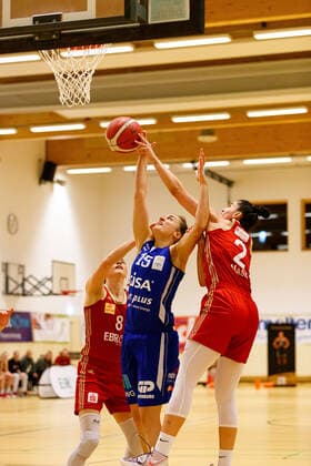 Hanover, Germany 20 January 2021 1 BBL Women 2020 2021 TK Hanover vs Gisa Lions SV Halle v li in duel Tessa Stammberger Hanover , Styliani Fouraki Halle , Mia Masic Hanover Sporthalle Birkenstraße Niedersachsen Copyright: xFotostandx xxMattheyx