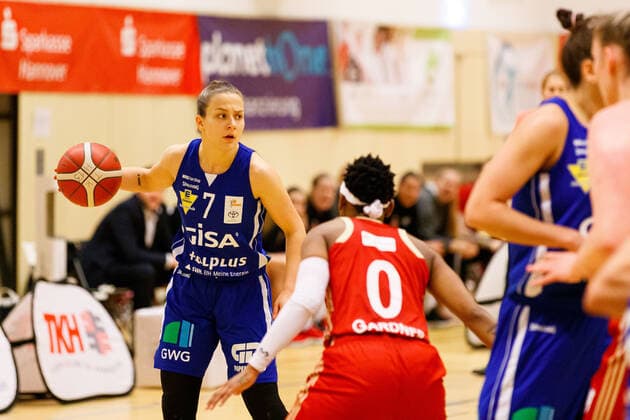 Hannover, Germany 20 January 2021 1 BBL Women 2020 2021 TK Hannover vs Gisa Lions SV Halle v li in duel Laura Schinkel Halle and Stephanie Gardner Hannover Sporthalle Birkenstraße Niedersachsen Copyright: xFotostandx xxMattheyx