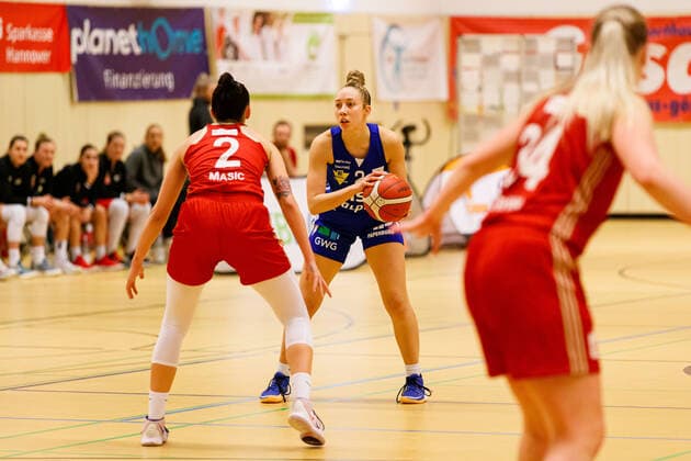 Hannover, Germany 20 January 2021 1 BBL Women 2020 2021 TK Hannover vs Gisa Lions SV Halle v li in duel Mia Masic Hannover and Darien Huff Halle Sporthalle Birkenstraße Niedersachsen Copyright: xFotostandx xxMattheyx