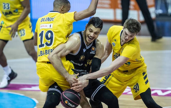 20 01 2021, Berlin, Basketball, MagentaSport BBL Pokal, Preliminary Round, 1 Matchday, Mercedes Benz Arena ALBA Berlin Basketball Loewen Braunschweig Gavin Schilling M of Loewen Braunschweig fights against ALBAs Louis Olinde l and Ben Lammers for the ball ALBA Berlin Loewen Braunschweig