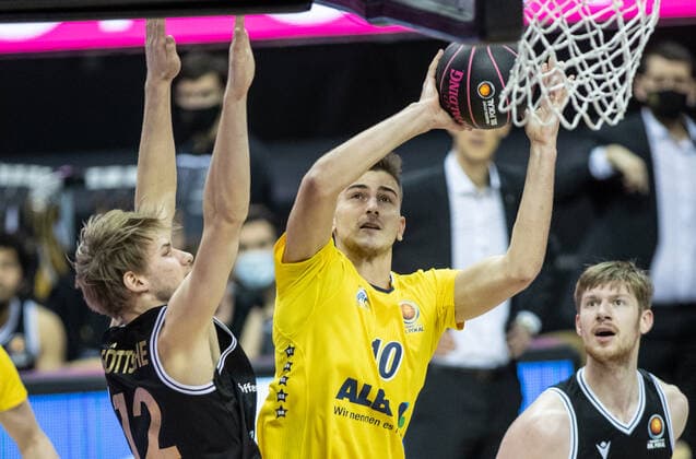 20 01 2021, Berlin, Basketball, MagentaSport BBL Pokal, Preliminary Round, 1 Matchday, Mercedes Benz Arena ALBA Berlin Basketball Loewen Braunschweig ALBAs Tim Schneider r jumps to the basket against Jannik Goettsche of Loewen Braunschweig ALBA Berlin Loewen Braunschweig