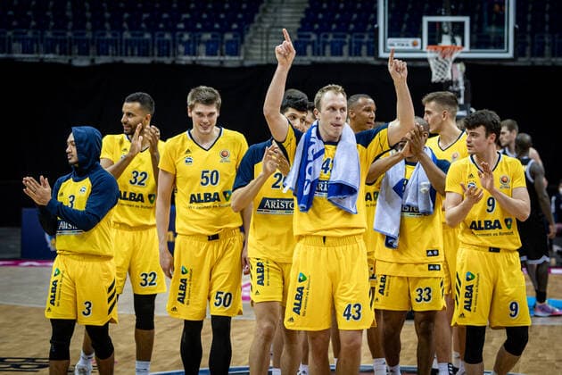 Basketball Berlin 20 01 2021 Season 2020 2021 MAGENTA SPORT BBL Cup Preliminary Round Alba Berlin vs Basketball Löwen Braunschweig Cheers Alba Luke Sikma Alba Berlin, No 43 mi Team