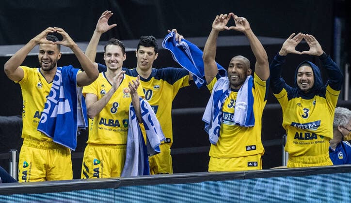 20 01 2021, Berlin, Basketball, MagentaSport BBL Pokal, Preliminary Round, 1 Matchday, Mercedes Benz Arena ALBA Berlin Basketball Loewen Braunschweig ALBAs Johannes Thiemann l r , Marcus Eriksson, Simone Fontecchio, Jayson Granger and Peyton Siva stand gesturing at the edge of the court after the win ALBA Berlin Loewen Braunschweig