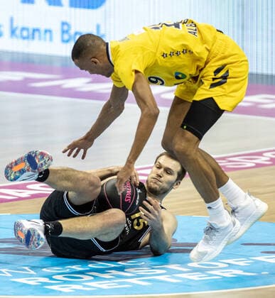 20 01 2021, Berlin, Basketball, MagentaSport BBL Cup, Preliminary Round, 1 Matchday, Mercedes Benz Arena ALBA Berlin Basketball Loewen Braunschweig Martin Peterka of Loewen Braunschweig falls in a duel with ALBAs Louis Olinde r ALBA Berlin Loewen Braunschweig