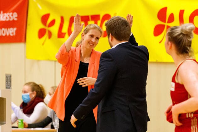 Hannover, Germany 20 January 2021 1 BBL Women 2020 2021 TK Hannover vs Gisa Lions SV Halle v li Coach Juliane Höhne Hoehne Hannover and Co Coach Alexander Meine Hannover high-five each other after their teams victory Sporthalle Birkenstraße Niedersachsen Copyright: xFotostandx xxMattheyx