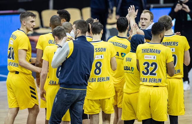 20 01 2021, Berlin, Basketball, MagentaSport BBL Cup, Preliminary Round, 1 Matchday, Mercedes Benz Arena ALBA Berlin Basketball Loewen Braunschweig Team of ALBA Berlin cheers after the victory and thanks ALBA Berlin Loewen Braunschweig