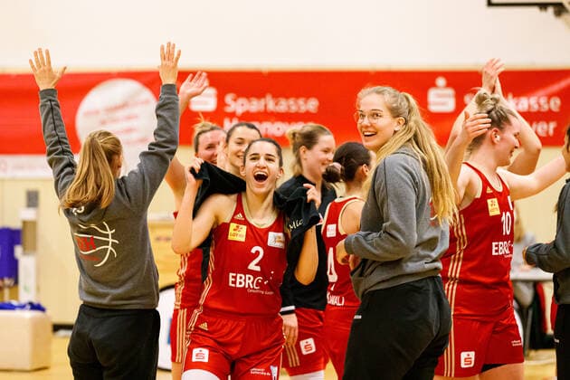 Hannover, Germany 20 January 2021 1 BBL Women 2020 2021 TK Hannover vs Gisa Lions SV Halle third from left Mia Masic Hannover cheers with her teammates after their victory Sporthalle Birkenstraße Lower Saxony Copyright: xFotostandx xxMattheyx