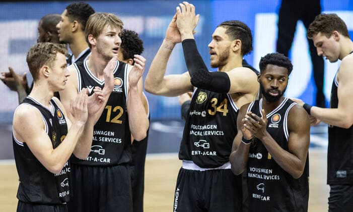 20 01 2021, Berlin, Basketball, MagentaSport BBL Cup, Preliminary Round, 1 Matchday, Mercedes Benz Arena ALBA Berlin Basketball Loewen Braunschweig Simon Roosch l r , Jannik Goettsche, Gavin Schilling, Bazoumana Kone and Lukas Meisner of Loewen Braunschweig thank you after the defeat ALBA Berlin Loewen Braunschweig.