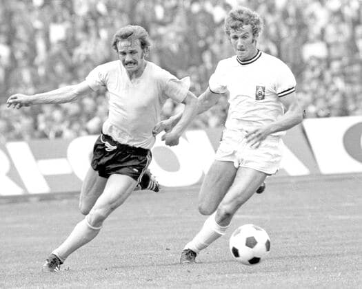Borussia Dortmund - VFL Borussia Mönchengladbach 3:4 22.05.1971 Aktion , Zweikampf : Rainer Bonhof (MG) am Ball, links : Manfred Ritschel (BVB) Nur fuer journalistische Zwecke! Only for editorial use! *** Borussia Dortmund VFL Borussia Mönchengladbach 3 4 22 05 1971 Action , duel Rainer Bonhof MG on the ball, left Manfred Ritschel BVB Only for journalistic use Only for editorial use HM