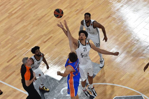Ismael Bako (asvel) vs Mike Tobey (valence) BASKETBALL : LDLC ASVEL vs Valence - Euroleague - 21 01 2021 FredericChambert Panoramic 