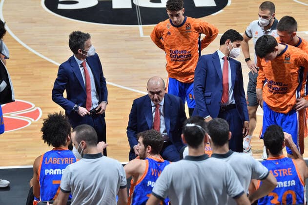 Jaume Ponsarnau (entraineur valence) et ses joeurs BASKETBALL : LDLC ASVEL vs Valence - Euroleague - 21 01 2021 FredericChambert Panoramic 