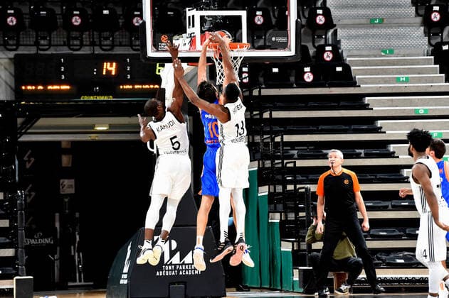 Charles Kahudi et Kevarrius Hayes (asvel) vs Mike Tobey (valence) BASKETBALL : LDLC ASVEL vs Valence - Euroleague - 21 01 2021 FredericChambert Panoramic 