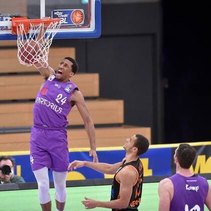 Basket by Aubrey Dawkins BG Goettingen , Jean Salumu Rasta Vechta R , Basketball, Bundesliga, BBL, BG Goettingen SC Rasta Vechta, 22 01 2021, BG Goettingen SC Rasta Vechta, Basketball, Bundesliga, GER, BBL, 22 01 2021 Goettingen Copyright: xSippel xEibner-Pressefotox EP_rsl