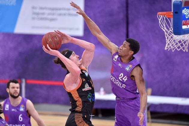 Dennis Clifford Rasta Vechta on the ball, taking a shot , Aubrey Dawkins BG Goettingen R , Basketball, Bundesliga, BBL, BG Goettingen SC Rasta Vechta, 22 01 2021, BG Goettingen SC Rasta Vechta, Basketball, Bundesliga, GER, BBL, 22 01 2021 Goettingen Copyright: xSippel xEibner-Pressefotox EP_rsl