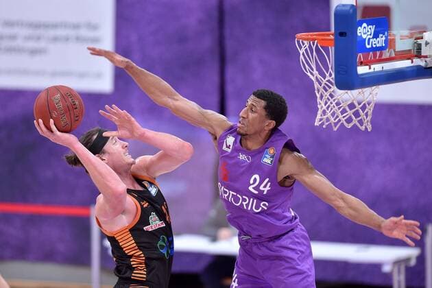Dennis Clifford Rasta Vechta on the ball, taking a shot , Aubrey Dawkins BG Goettingen R , Basketball, Bundesliga, BBL, BG Goettingen SC Rasta Vechta, 22 01 2021, BG Goettingen SC Rasta Vechta, Basketball, Bundesliga, GER, BBL, 22 01 2021 Goettingen Copyright: xSippel xEibner-Pressefotox EP_rsl