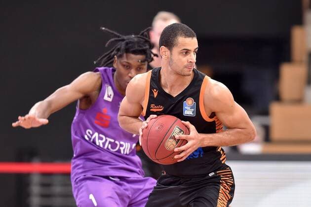 Jean Salumu Rasta Vechta on the ball and Dieshuan Booker BG Goettingen L, back , Basketball, Bundesliga, BBL, BG Goettingen SC Rasta Vechta, 22 01 2021, BG Goettingen SC Rasta Vechta, Basketball, Bundesliga, GER, BBL, 22 01 2021 Goettingen Copyright: xSippel xEibner-Pressefotox EP_rsl