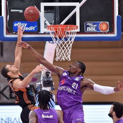 Jean Salumu Rasta Vechta , Tai Odiase BG Goettingen R , Basketball, Bundesliga, BBL, BG Goettingen SC Rasta Vechta, 22 01 2021, BG Goettingen SC Rasta Vechta, Basketball, Bundesliga, GER, BBL, 22 01 2021 Goettingen Copyright: xSippel xEibner-Pressefotox EP_rsl