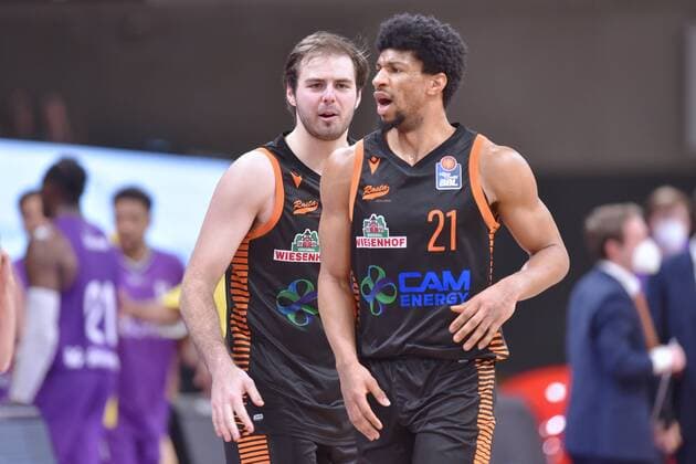 Jesse Hunt Rasta Vechta back and Jordan Barnett Rasta Vechta are happy , Basketball, Bundesliga, BBL, BG Goettingen SC Rasta Vechta, 22 01 2021, BG Goettingen SC Rasta Vechta, Basketball, Bundesliga, GER, BBL, 22 01 2021 Goettingen Copyright: xSippel xEibner-Pressefotox EP_rsl