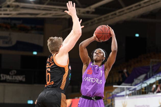 BG Göttingen Rasta Vechta 22 01 2021, Basketball Bundesliga easyCredit BBL, 2020 2021 season, Hauptrunde, 14 Spieltag, BG Göttingen Rasta Vechta Göttingens Deishuan Booker r plays Vechtas Tim Hasbargen Göttingen Lower Saxony Germany.