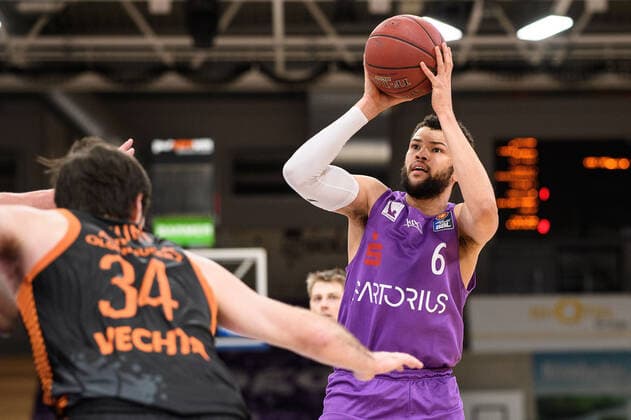BG Göttingen Rasta Vechta 22 01 2021, Basketball Bundesliga easyCredit BBL, 2020 2021 season, Hauptrunde, 14 Spieltag, BG Göttingen Rasta Vechta Göttingens Luke Nelson r plays against Vechtas Jesse Hunt Göttingen Lower Saxony Germany.