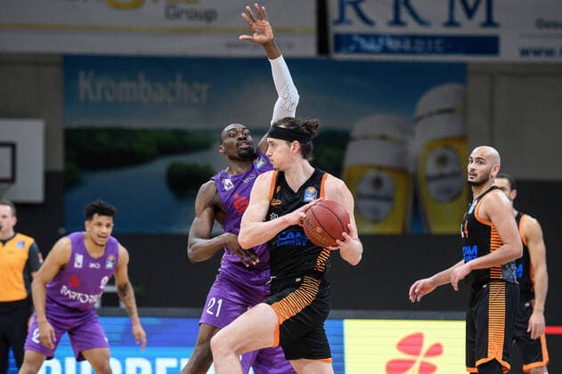 BG Göttingen Rasta Vechta 22 01 2021, Basketball Bundesliga easyCredit BBL, season 2020 2021, main round, 14 matchday, BG Göttingen Rasta Vechta Vechtas Dennis Clifford plays against Göttingens Tai Odiase Göttingen Lower Saxony Germany