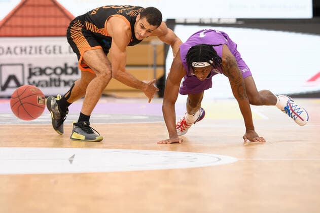 BG Göttingen Rasta Vechta 22 01 2021, Basketball Bundesliga easyCredit BBL, season 2020 2021, main round, 14 matchday, BG Göttingen Rasta Vechta Vechtas Jean Salumu l plays against Göttingens Deishuan Booker Göttingen Lower Saxony Germany