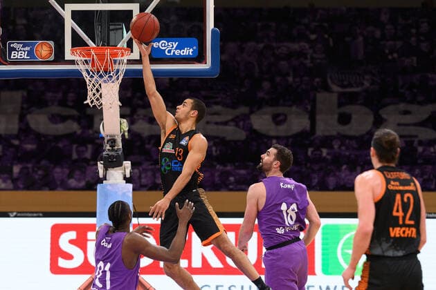 BG Göttingen Rasta Vechta 22 01 2021, Basketball Bundesliga easyCredit BBL, season 2020 2021, main round, 14 matchday, BG Göttingen Rasta Vechta Vechtas Jean Salumu throws at the basket Göttingen Lower Saxony Germany