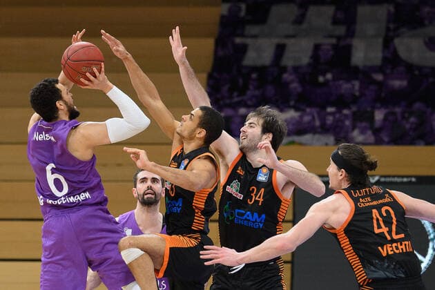 BG Göttingen Rasta Vechta 22 01 2021, Basketball Bundesliga easyCredit BBL, season 2020 2021, main round, 14 matchday, BG Göttingen Rasta Vechta Göttingens Luke Nelson l throws at the basket Göttingen Lower Saxony Germany