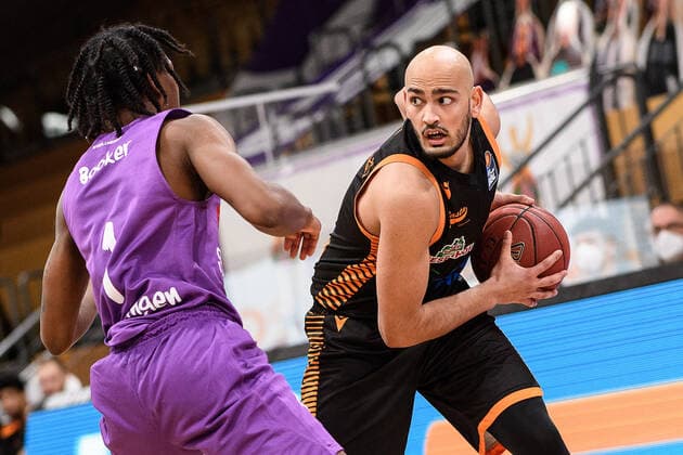 BG Göttingen Rasta Vechta 22 01 2021, Basketball Bundesliga easyCredit BBL, 2020 2021 season, Hauptrunde, 14 Spieltag, BG Göttingen Rasta Vechta Vechtas Stefan Peno r plays Göttingens Deishuan Booker Göttingen Lower Saxony Germany.