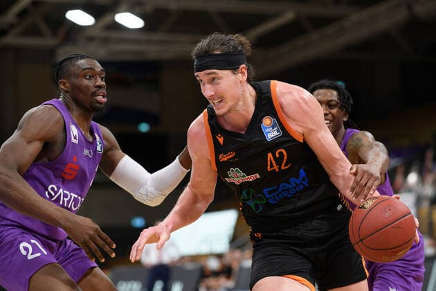 BG Göttingen Rasta Vechta 22 01 2021, Basketball Bundesliga easyCredit BBL, 2020 2021 season, Hauptrunde, 14 Spieltag, BG Göttingen Rasta Vechta Vechtas Dennis Clifford r plays Göttingens Tai Odiase Göttingen Lower Saxony Germany.