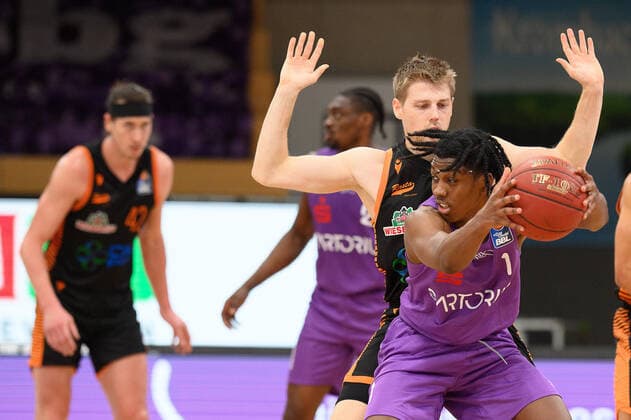 BG Göttingen Rasta Vechta 22 01 2021, Basketball Bundesliga easyCredit BBL, season 2020 2021, main round, 14 matchday, BG Göttingen Rasta Vechta Göttingens Deishuan Booker on the ball Göttingen Lower Saxony Germany