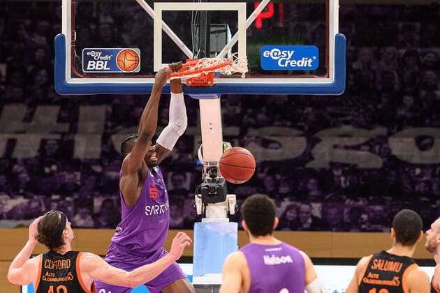 BG Göttingen Rasta Vechta 22 01 2021, Basketball Bundesliga easyCredit BBL, season 2020 2021, main round, 14 matchday, BG Göttingen Rasta Vechta Göttingens Tai Odiase dunking Göttingen Lower Saxony Germany