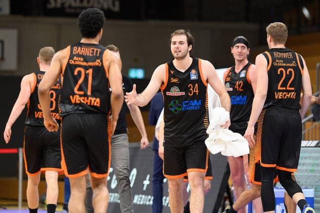 BG Göttingen Rasta Vechta 22 01 2021, Basketball Bundesliga easyCredit BBL, season 2020 2021, main round, 14 matchday, BG Göttingen Rasta Vechta Vechtas players clap off Göttingen Lower Saxony Germany