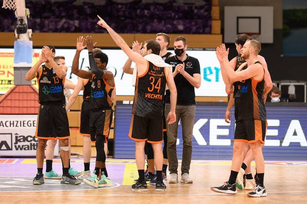 BG Göttingen Rasta Vechta 22 01 2021, Basketball Bundesliga easyCredit BBL, 2020 2021 season, main round, matchday 14, BG Göttingen Rasta Vechta Vechtas players stand on the field after the game Göttingen Lower Saxony Germany