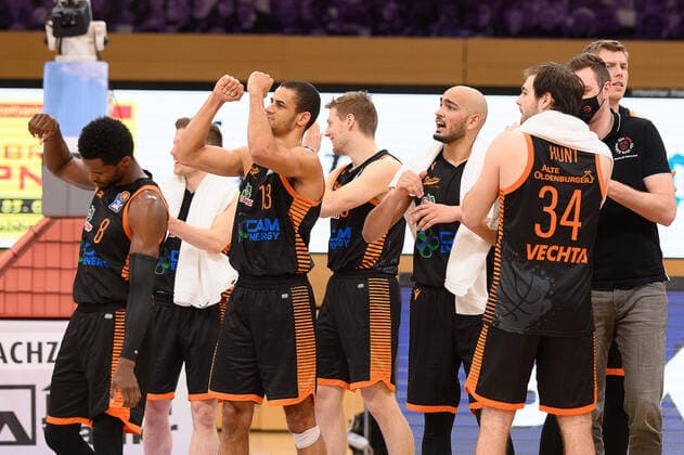 BG Göttingen Rasta Vechta 22 01 2021, Basketball Bundesliga easyCredit BBL, 2020 2021 season, main round, matchday 14, BG Göttingen Rasta Vechta Vechtas players cheer after the game Göttingen Lower Saxony Germany
