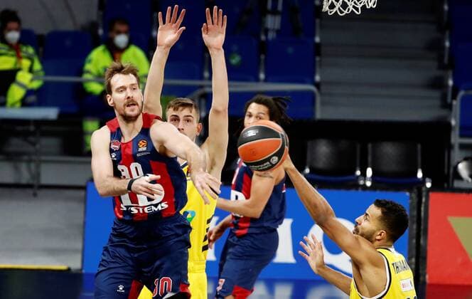 Baskonia s small forward Zoran Dragic (L) in action against ALBA s power forward Johannes Thiemann (R) during the Euroleague game between TD Systems Baskonia and ALBA Berlin at Fernando Buesa Arena pavilion in Vitoria, Basque Country, Spain, 22 January 2021. TD Systems Baskonia - ALBA Berlin !ACHTUNG: NUR REDAKTIONELLE NUTZUNG!  Copyright: xDavidxAguilarx GRAF5365 20210122-637469500371846827