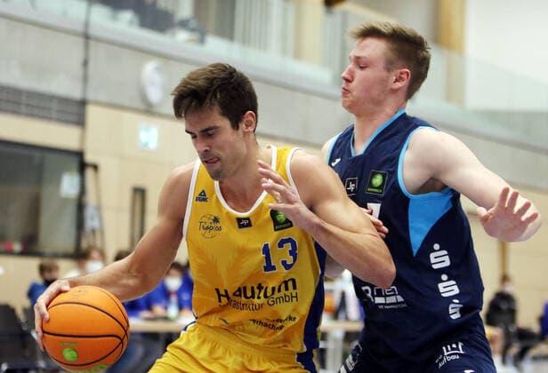 Oberhaching, Sporthalle, 22 01 21, Basketball, Men, 2 Bundesliga Pro B TSV Oberhaching Tropics vs Dresden Titans, pictured by lins Bernhard BENKE Oberhaching , Gabriel DOMROES Dresden , Copyright: HMBxMediax xHeikoxBecker