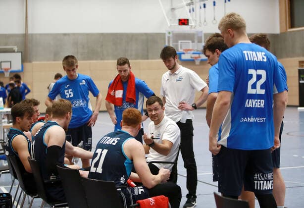 Oberhaching, Sporthalle, 22 01 21, Basketball, Men, 2 Bundesliga Pro B TSV Oberhaching Tropics vs Dresden Titans, in the picture Dresden team in a timeout, in the middle Fabian STRAUSS Dresden , Copyright: HMBxMediax xHeikoxBecker