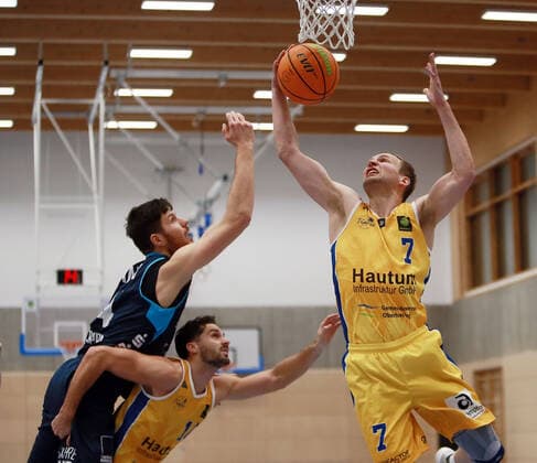 Oberhaching, Sporthalle, 22 01 21, Basketball, Men, 2 Bundesliga Pro B TSV Oberhaching Tropics vs Dresden Titans, in picture left Max von der WIPPEL Dresden , right Torsten WALTER Oberhaching , Copyright: HMBxMediax xHeikoxBecker