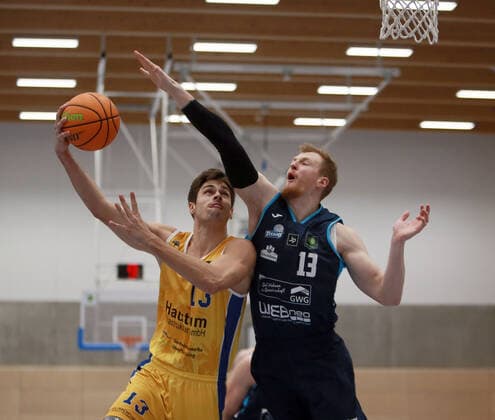 Oberhaching, Sporthalle, 22 01 21, Basketball, Men, 2 Bundesliga Pro B TSV Oberhaching Tropics vs Dresden Titans, in picture from left Bernhard BENKE Oberhaching , Georg VOIGTMANN Dresden , Copyright: HMBxMediax xHeikoxBecker