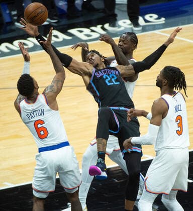 January 22, 2021, Sacramento, CA, USA: Sacramento Kings center Richaun Holmes (22) battles New York Knicks guard Elfrid Payton (6) for the ball in the third quarter during a game at Golden 1 Center on Friday, Jan. 22, 2021 in Sacramento. Sacramento USA - ZUMAj89_ 20210122_zaf_j89_021 Copyright: xPaulxKitagakixJr.x