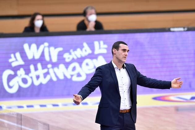 Roel Moors coach, head coach BG Goettingen raises arms, disappointed, frustrated, emotion , Basketball, Bundesliga, BBL, BG Goettingen SC Rasta Vechta, 22 01 2021, BG Goettingen SC Rasta Vechta, Basketball, Bundesliga, GER, BBL, 22 01 2021 Goettingen Copyright: xSippel xEibner-Pressefotox EP_rsl
