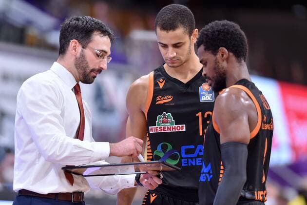 Thomas Paech coach, head coach Rasta Vechta with board, Jean Salumu back , Josh Young R , Basketball, Bundesliga, BBL, BG Goettingen SC Rasta Vechta, 22 01 2021, BG Goettingen SC Rasta Vechta, Basketball, Bundesliga, GER, BBL, 22 01 2021 Goettingen Copyright: xSippel xEibner-Pressefotox EP_rsl
