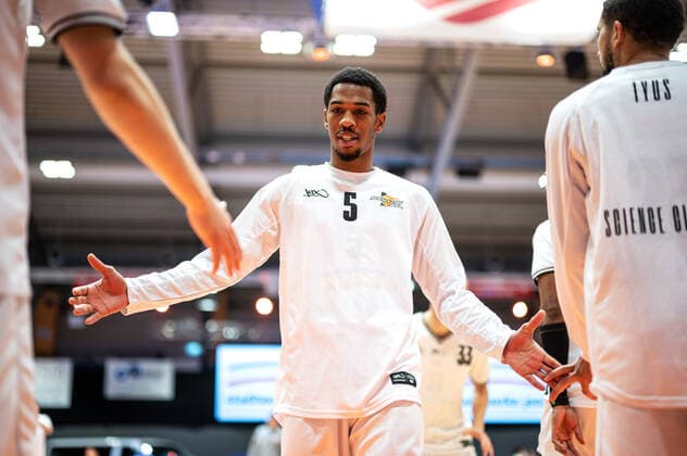 BARMER 2 Basketball Bundesliga ProA Saison 2020 2021 Spieltag 17 am 23 1 2021 Science City Jena vs wiha Panthers Schwenningen center Frederick Zamal Nixon Jena high-fives with his teammates Sparkassen Arena Jena