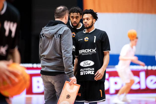 BARMER 2 Basketball Bundesliga ProA Saison 2020 2021 Spieltag 17 am 23 1 2021 Science City Jena vs wiha Panthers Schwenningen v li Coach Alen Velcic Schwenningen in exchange with Courtney Jahlil Stockard obscured and Nate Britt Schwenningen 0 Sparkassen Arena Jena
